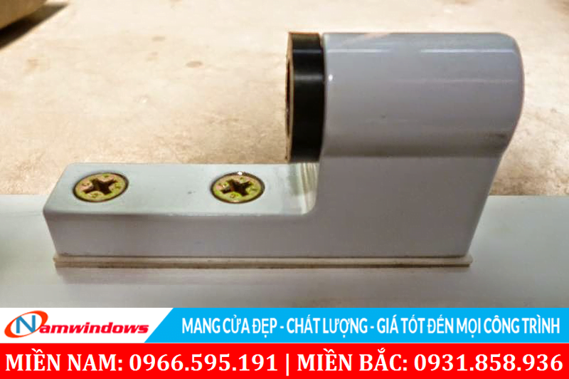 Bắn vít giữ cối bản lề trên khung bao