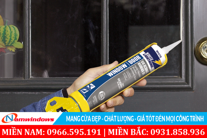 Bơm keo silicon để cố định kính vào với khung cửa