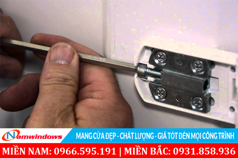 Khắc phục xệ cánh nhẹ bằng cách chỉnh bản lề
