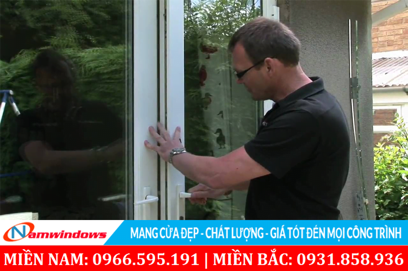 Kiểm tra khóa và thử cửa xem có an toàn hay không