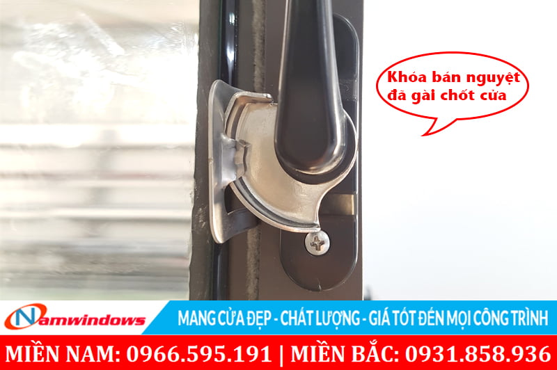 Khóa bán nguyệt đã được gài chốt