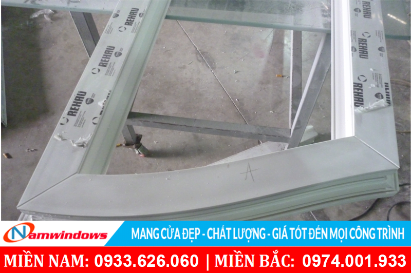 Cánh cửa đi nhựa lõi thép cao cấp trong quá trình sản xuất uốn cong