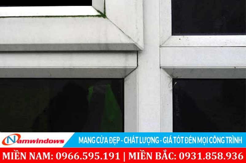 Cửa nhựa lõi thép bị bám bụi lâu ngày
