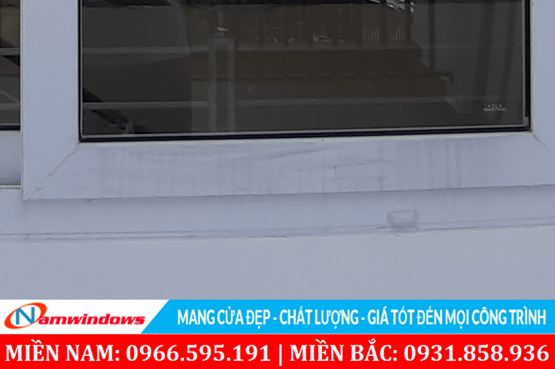 Vết bẩn từ ron cao su chảy xuống