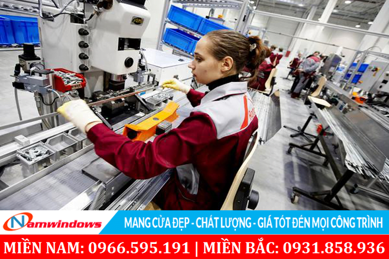 Hình ảnh làm việc trong một nhà máy sản xuất Roto