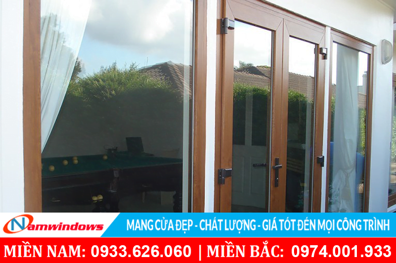 Cửa nhựa lõi thép vẫn gỗ kết hợp phụ kiện màu đen