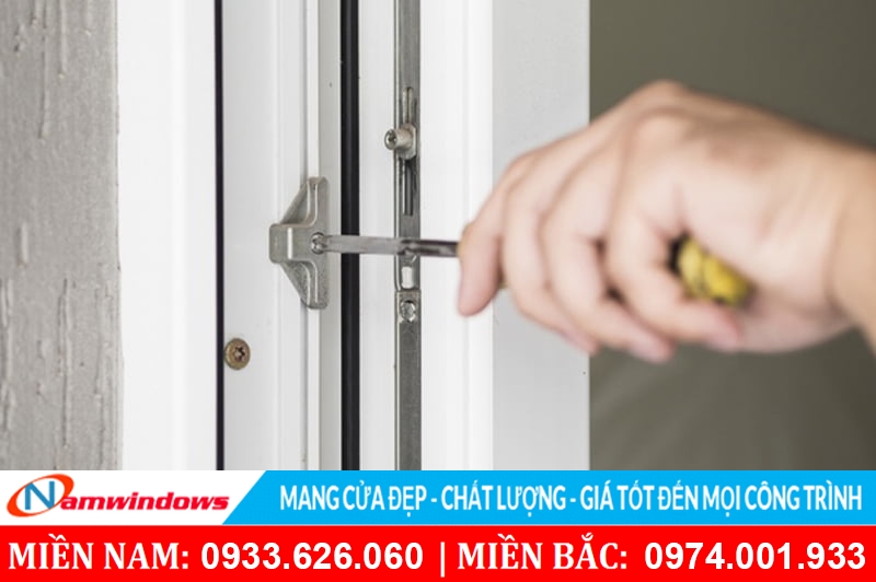 Chỉ có vít 10x100 mới phù hợp với khung cửa nhựa