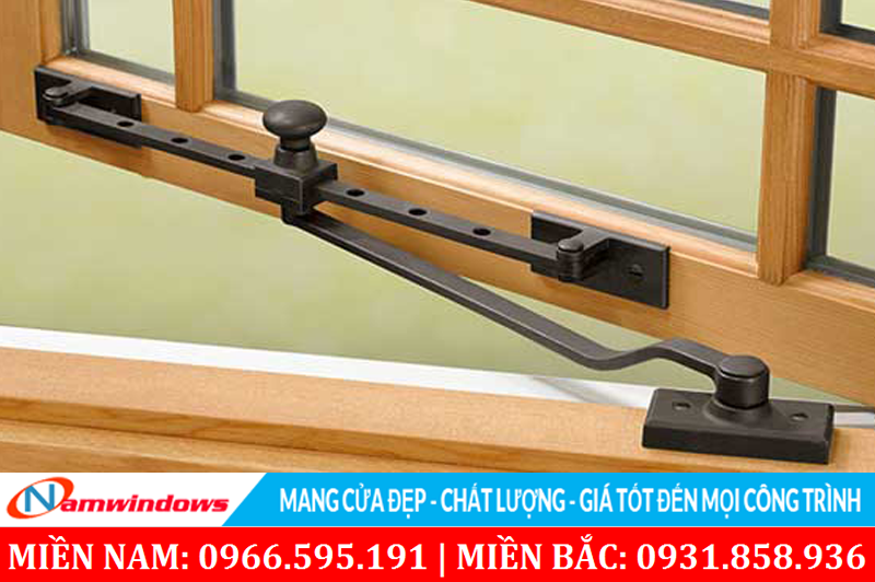 Hạn vị góc mở ở cửa gỗ