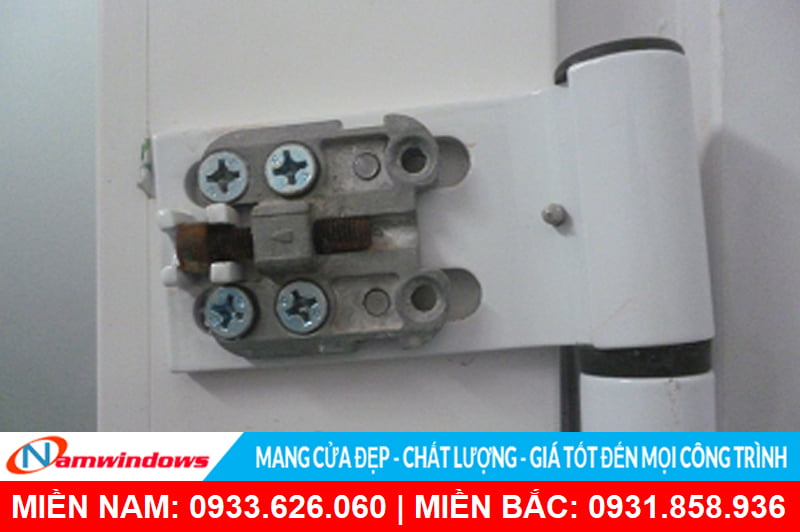 Bản lề cửa nhựa uPVC bị xéo