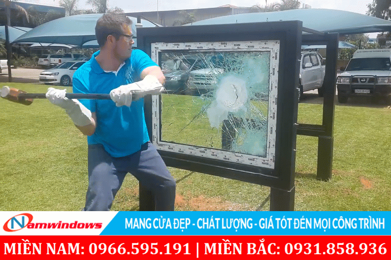 Test độ chắc chắn và độ dẻo dai của thanh nhựa uPVC bằng lực va đập mạnh.