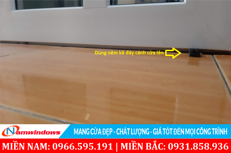 Dùng nêm kê đáy cánh cửa lên