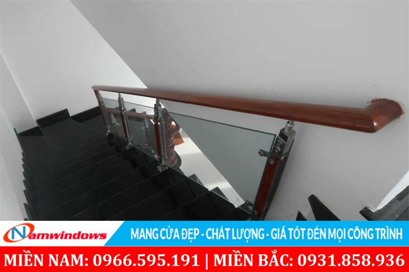 Cầu thang kính trụ đế mặt tay vịn căm xe