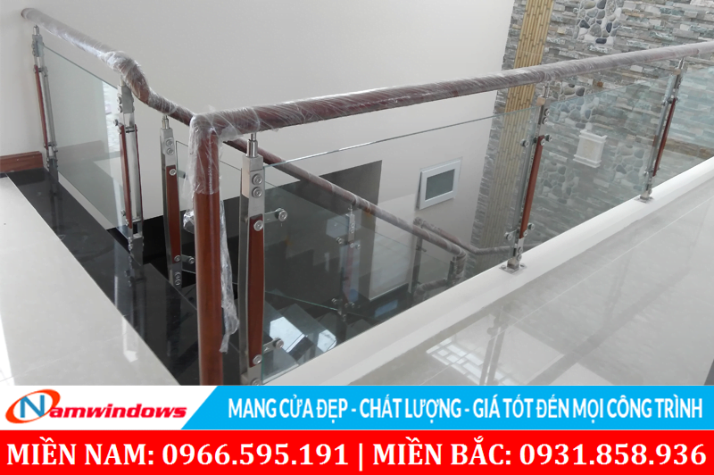 Lắp đặt lan cánh kính cầu thang cho một công trình