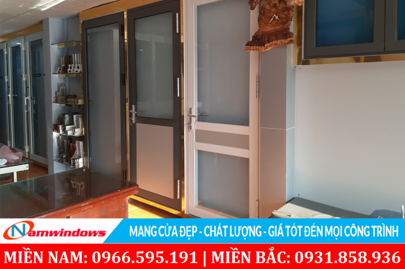 Mẫu Xingfa trên dùng kính, dưới pano nhựa Compact