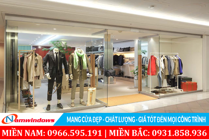 Mẫu cửa kính shop quần áo có mặt tiền rộng