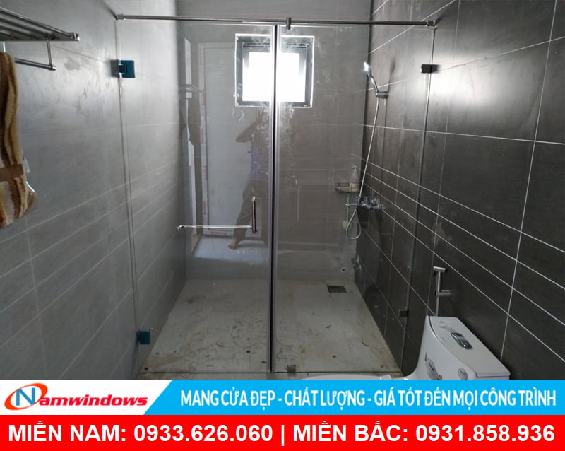 Phòng tắm kính đứng chia đôi nhà tắm đẹp