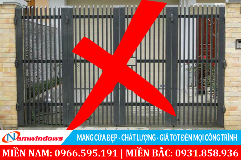 Cửa này làm có 2 bản lề, và không có chặn nên dễ bậy cửa