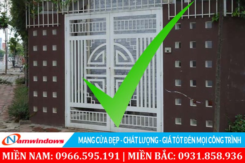 Cửa này có thanh chắn ngang bên trên, nên cửa khi đóng là không thể bạy bung cánh cửa