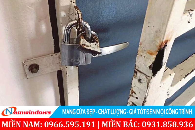 Chỗ lắp khóa có độ dày mỏng thì ngay cả sắt cũng có thể bị phá hỏng