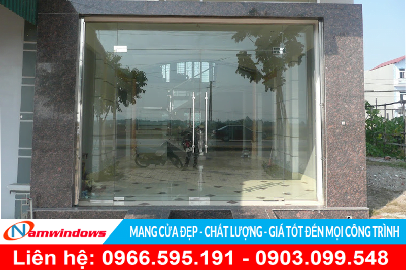 Mẫu cửa kính bản lề sàn cho nhà phố