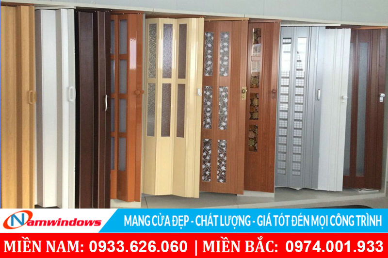 Những mẫu cửa xếp nhựa trung bày tại cửa hàng