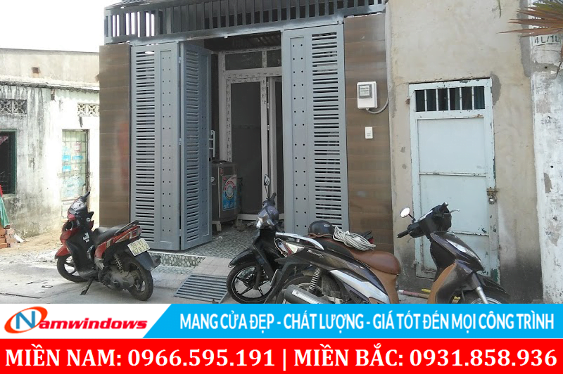 Cửa chính mở vào trong khi nhà có 2 lớp cửa và sát mặt đường