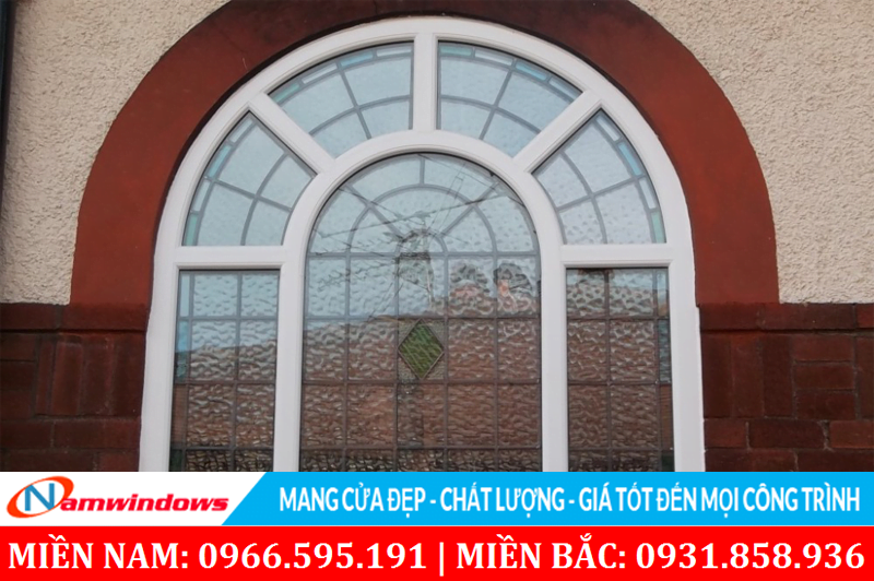Mẫu cửa vòm đẹp dùng kính mở và khung bảo vệ chi ô bên trong