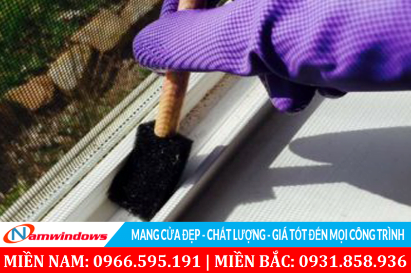 Dùng chổi và cọ quét bụi bặm trước