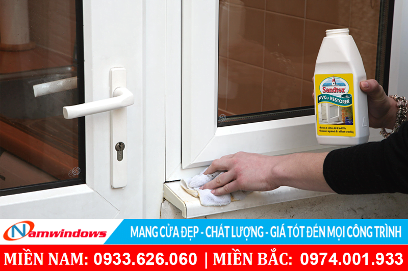 Hướng dẫn tẩy sạch cửa nhựa lõi thép