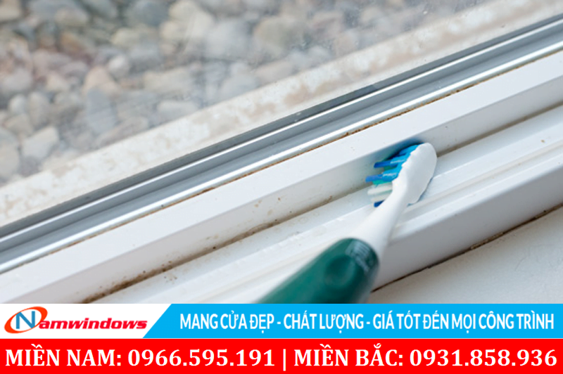 Những cạnh cửa khó lau bạn có thể dùng bàn chải đánh răng