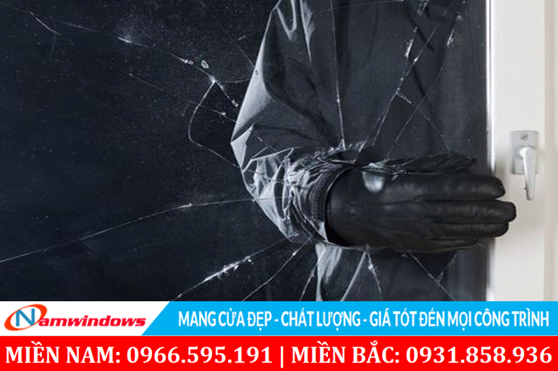 Sử dụng kính dày có cường lực hoặc là kính an toàn