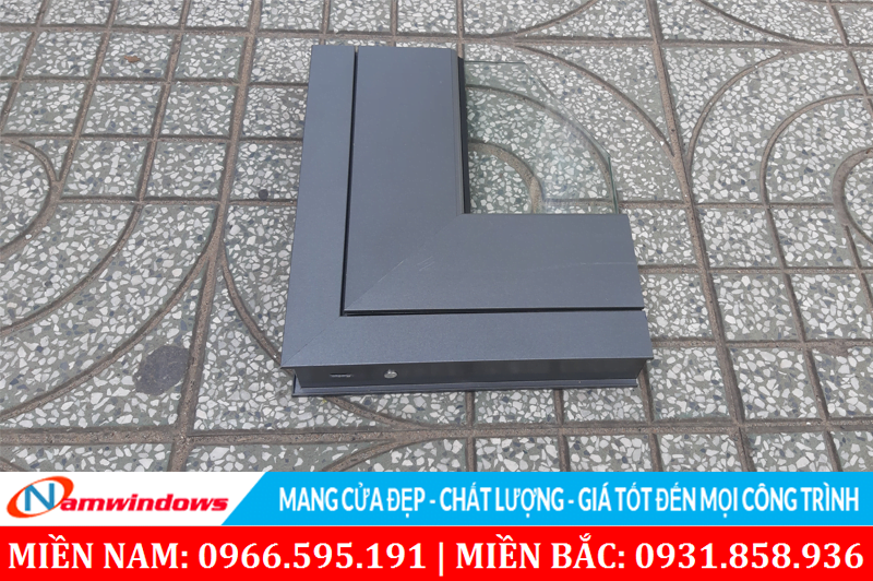 Hình ảnh một góc mẫu cửa nhôm nhà vệ sinh hệ tiêu chuẩn nhãn hiệu Savio