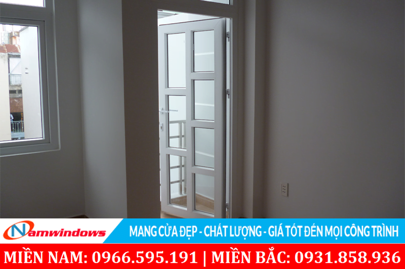 Mẫu 14: Cửa đi 1 cánh co chia ô ra ban công
