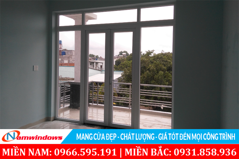 Mẫu 15: cửa đi 2 cánh 2 vách kính cho ban công lầu 1