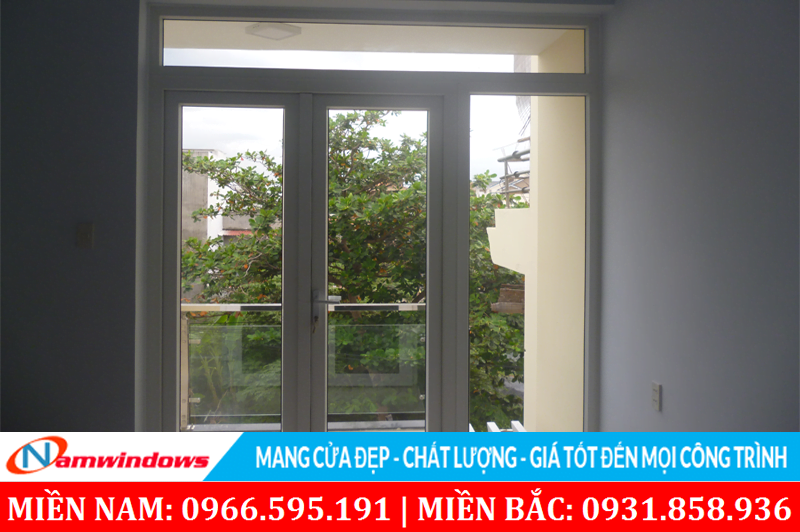 Mẫu 16: Mẫu cửa chia 3 1 bên 2 cánh, 1 bên vách kính