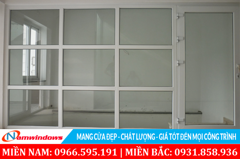 Mẫu 25: Mâu vách kính cửa đi ngân cầu thang dòng phổ thông