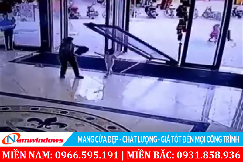 Cánh cửa đổ sập xuống vào trẻ nhỏ