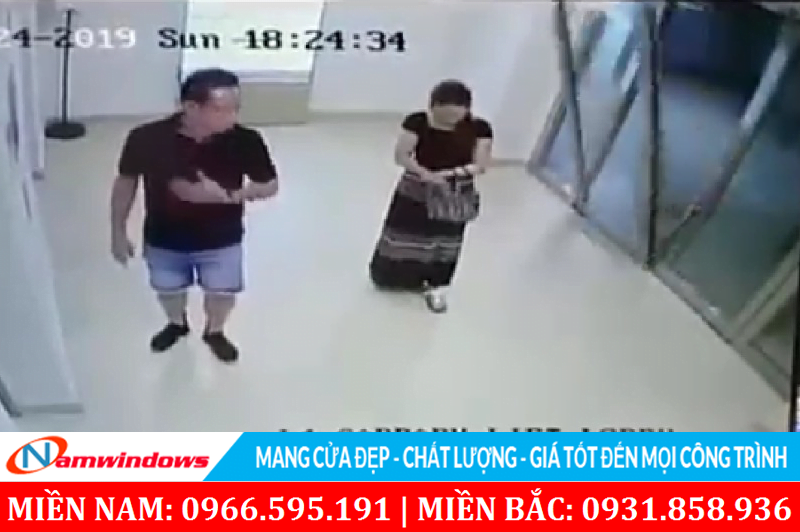 Cánh cửa đang đổ xuống vào người phụ nữ