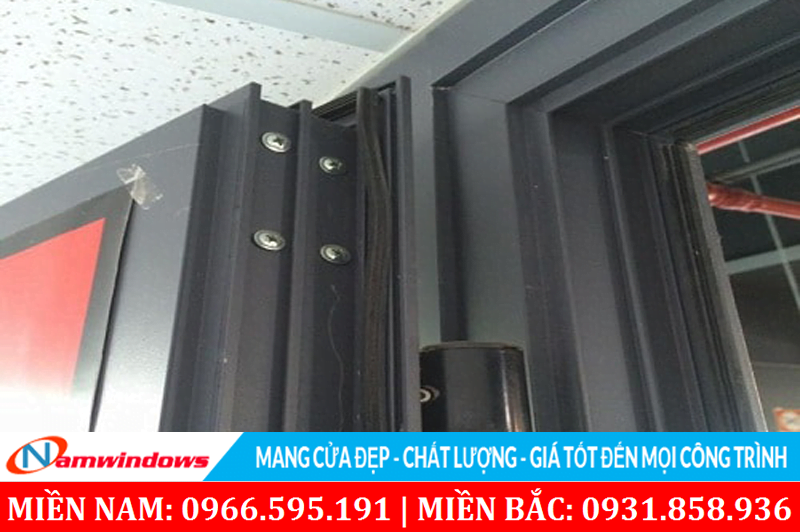 Nhôm sử dụng liên kết ép góc nhưng lại dùng vít do không có máy bấm góc