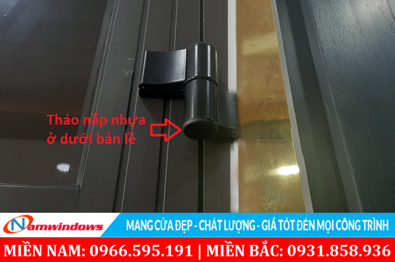 Tháo nắp nhựa dưới đáy của bản lề ra