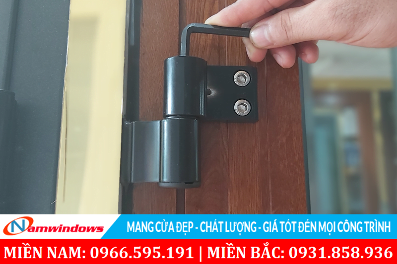 Sau khi tháo ốc giữ cối, thì dùng lục giác vặn qua lại để kéo hoặc đẩy cánh ra vào