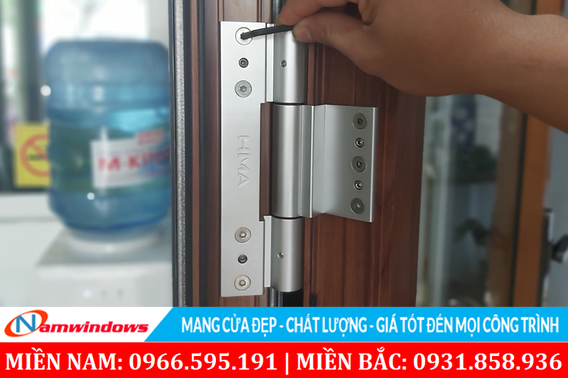 Tháo vít giữ bản lề và nâng cánh lên