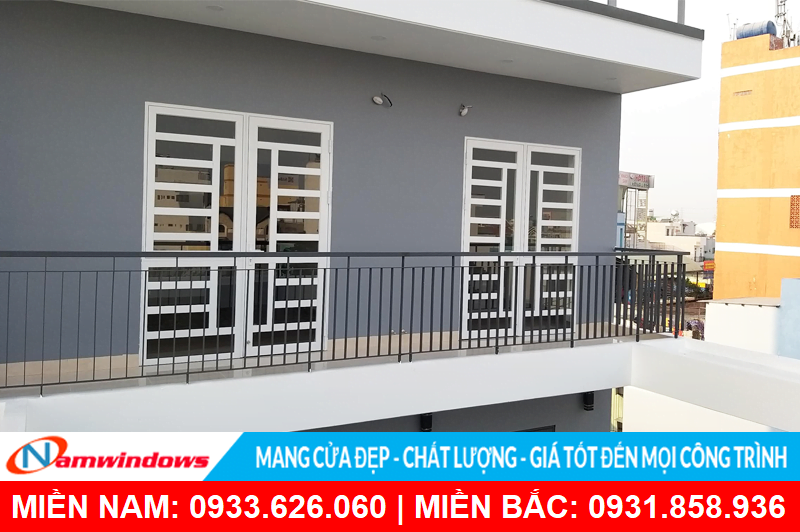 Cửa nhôm màu trắng có chia ô