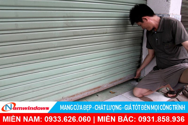 Cửa cuốn bị ăn mòn, gỉ sét