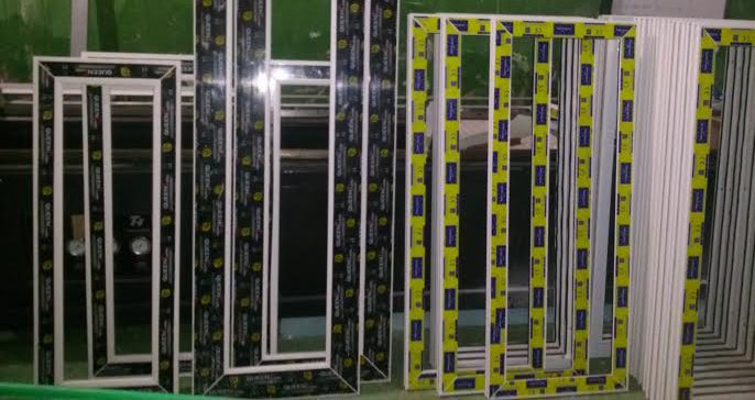 Cửa nhựa lõi thép được sản xuất từ thanh nhựa Queen Profile (trái) và Euro Profile (phải)