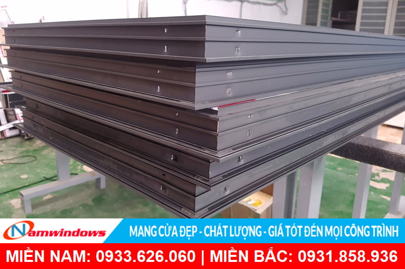 Hình ảnh cánh cửa các góc được ép góc bằng máy