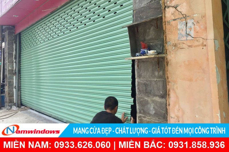 Chệch ray cửa cuốn