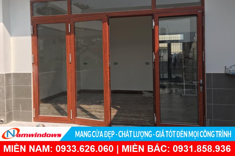 Mẫu cửa đi 4 cánh nhôm kính xingfa vân gỗ
