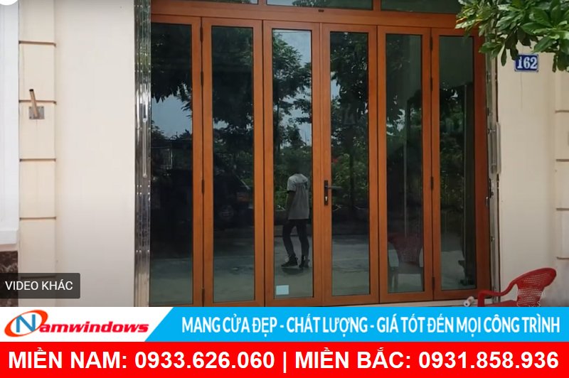 Mẫu cửa đi 6 cánh xếp trượt nhôm kính xingfa vân gỗ