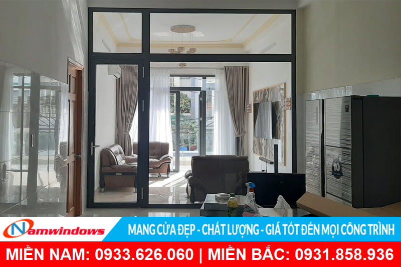 Mẫu cửa đi 1 cánh nhôm xingfa kết hợp vách